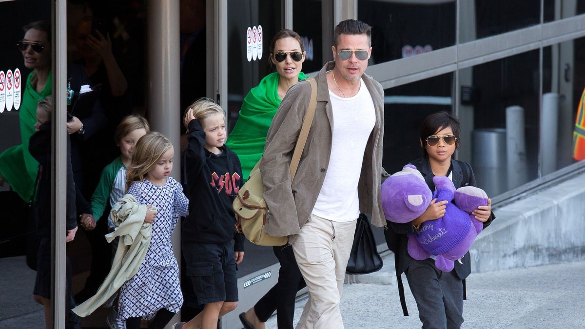 Brad Pitt in Angelina Jolie sta 5. februarja 2014 v Los Angelesu v Kaliforniji vidna po pristanku na mednarodnem letališču Los Angeles s svojimi otroki, Pax Jolie-Pitt, Shiloh Jolie-Pitt, Vivienne Jolie-Pitt in Knox Jolie-Pitt.