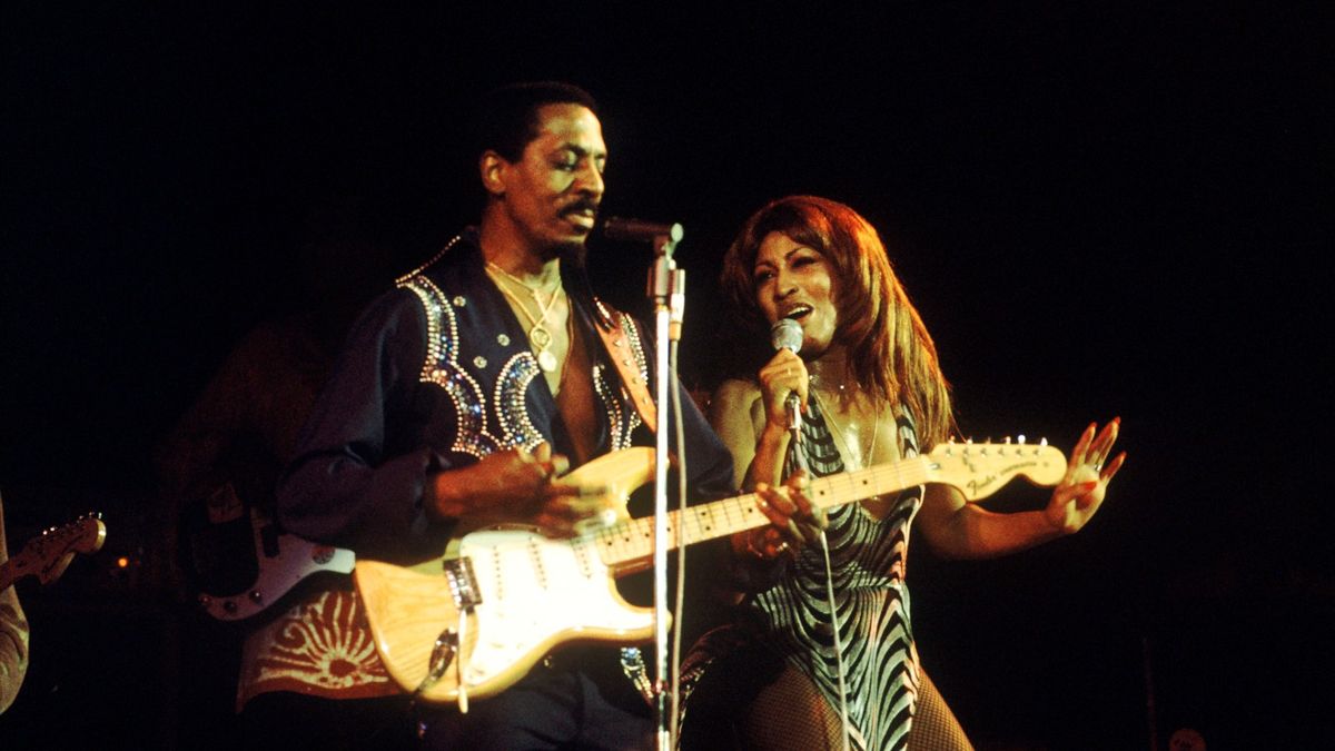 A dupla americana Tina Turner e Ike Turner (1931-2007) à esquerda tocando guitarra Fender Stratocaster, do Ike & Tina Turner Revue se apresentando ao vivo no palco do Hammersmith Odeon em Londres em 24 de outubro de 1975