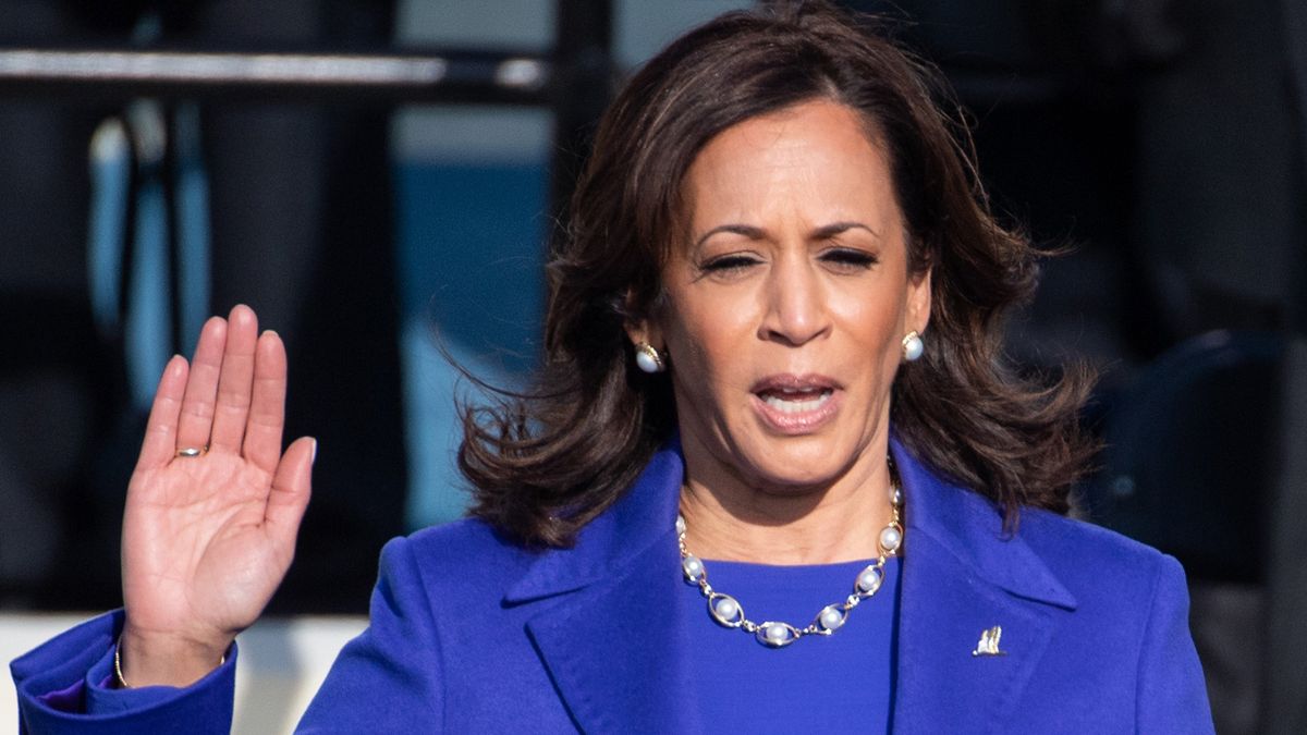 TOPSHOT - De gekozen vice-president van de VS Kamala Harris is op 20 januari 2021 in het Capitool van de VS in Washington DC door rechter van het Hooggerechtshof Sonia Sotomayor beëdigd als 49e vice-president van de VS. - Tijdens vandaag