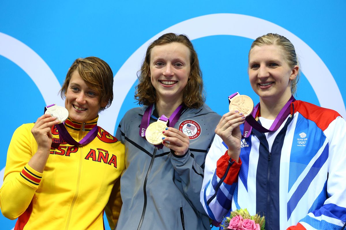 Strieborná medailistka Mireia Belmonte Garciaová zo Španielska, zlatá medailistka Katie Ledeckyová z USA a bronzová medailistka Rebecca Adlingtonová z Veľkej Británie