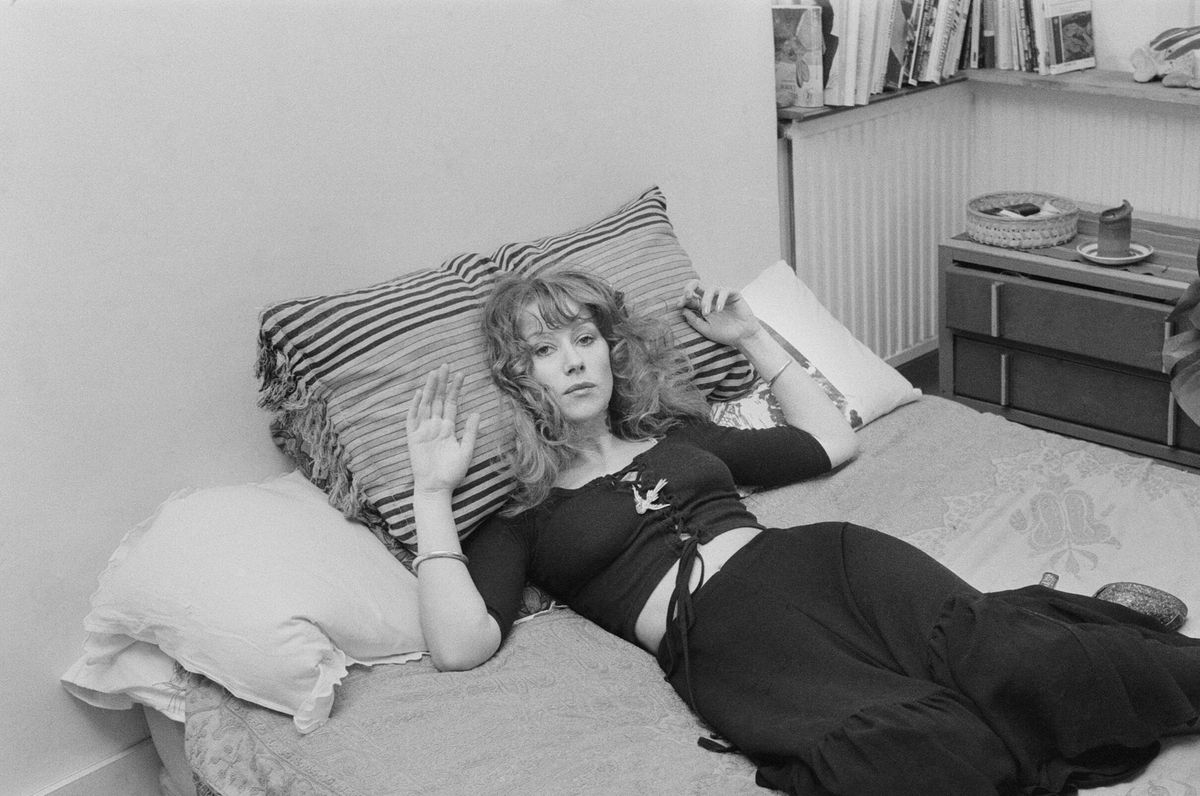 Bildet viser Helen Mirren i hennes Fulham -hjem, bildet tatt 26. september 1975. (Foto av Daily Mirror/Mirrorpix/Getty Images)