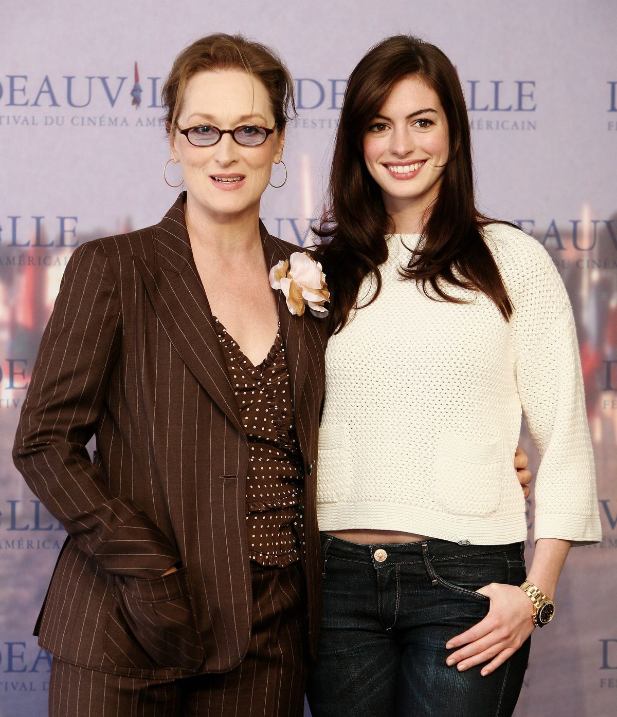 DEAUVILLE, FRANKREICH - 09. SEPTEMBER: Meryl Streep (L) und Anne Hathaway posieren beim Fototermin für The Devil trägt Prada beim 32. Deauville Festival of American Film am 9. September 2006 in Deauville, Frankreich. (Foto von Francois Durand/Getty Images)