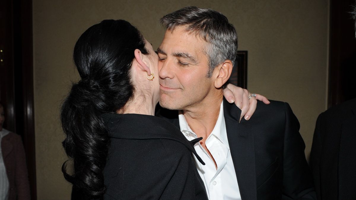 George Clooney pozdravuje Julianne Margolis (Návšteva ER dní) na after party súkromného premietania filmu