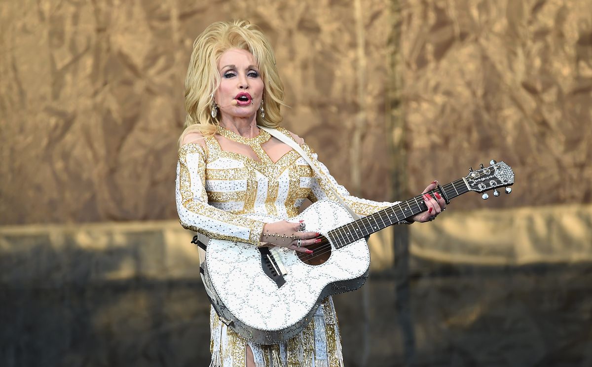 La artista de grabación de música country Dolly Parton realiza en el escenario durante el