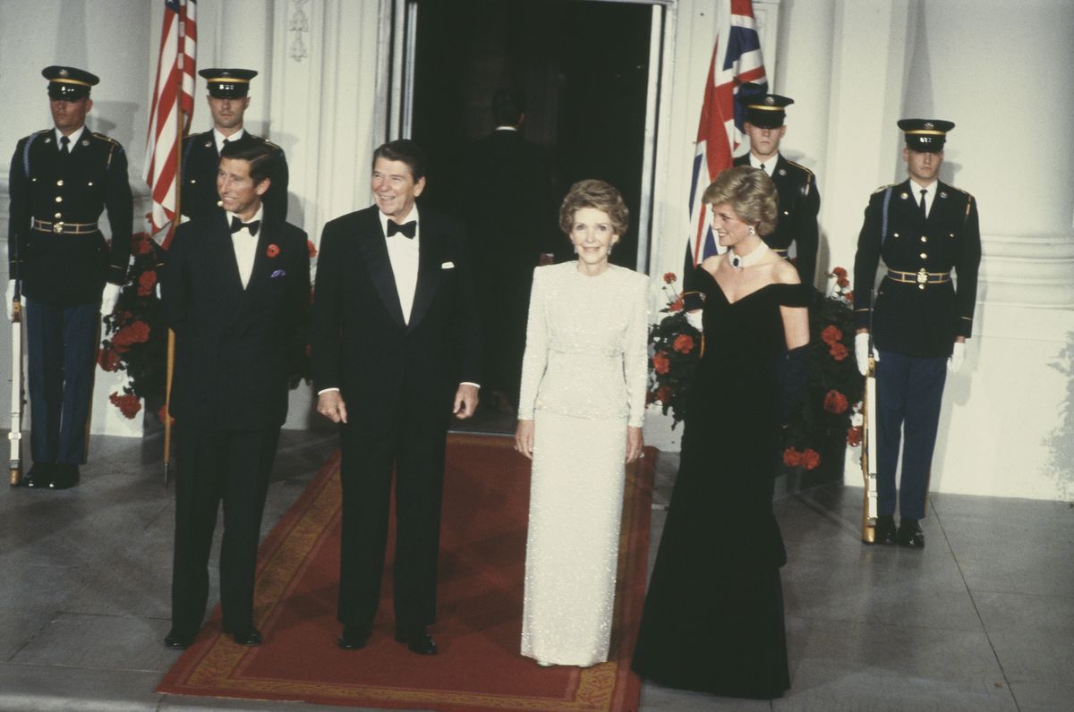 Il principe Carlo e Diana, principessa del Galles (1961 - 1997) con il presidente degli Stati Uniti Ronald Reagan e la First Lady Nancy Reagan durante un ballo alla Casa Bianca a Washington, DC, novembre 1985