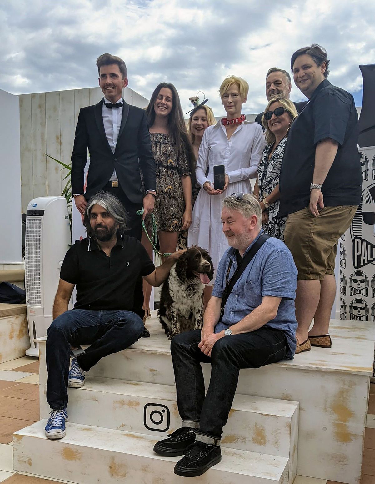 Britská herečka Tilda Swinton (C) pózuje s obojkom Palm Dog po tom, čo jej psy získali cenu za najlepší psí výkon na 74. ročníku filmového festivalu v Cannes v južnom Francúzsku 16. júla 2021. (Foto Eric RANDOLPH / AFP) (Foto od ERIC RANDOLPH/ AFP prostredníctvom Getty Images)