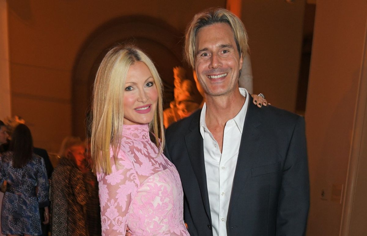Caprice Bourret (L) in Ty Comfort se udeležita poletne zabave v V&A v sodelovanju s Harrodsom v muzeju Victoria in Albert