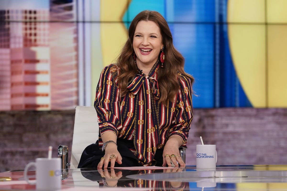 Drew Barrymore se unirá a los coanfitriones de CBS This Morning Gayle King y Anthony Mason como presentadores invitados el 17 y 18 de mayo, mientras que Tony Dokoupil está de baja por paternidad, en vivo desde el Broadcast Center en Nueva York.