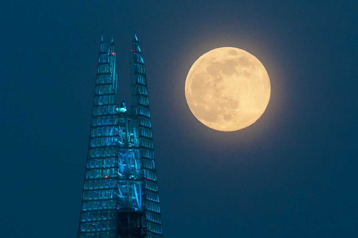 roza superluna, vidna nad Londonom