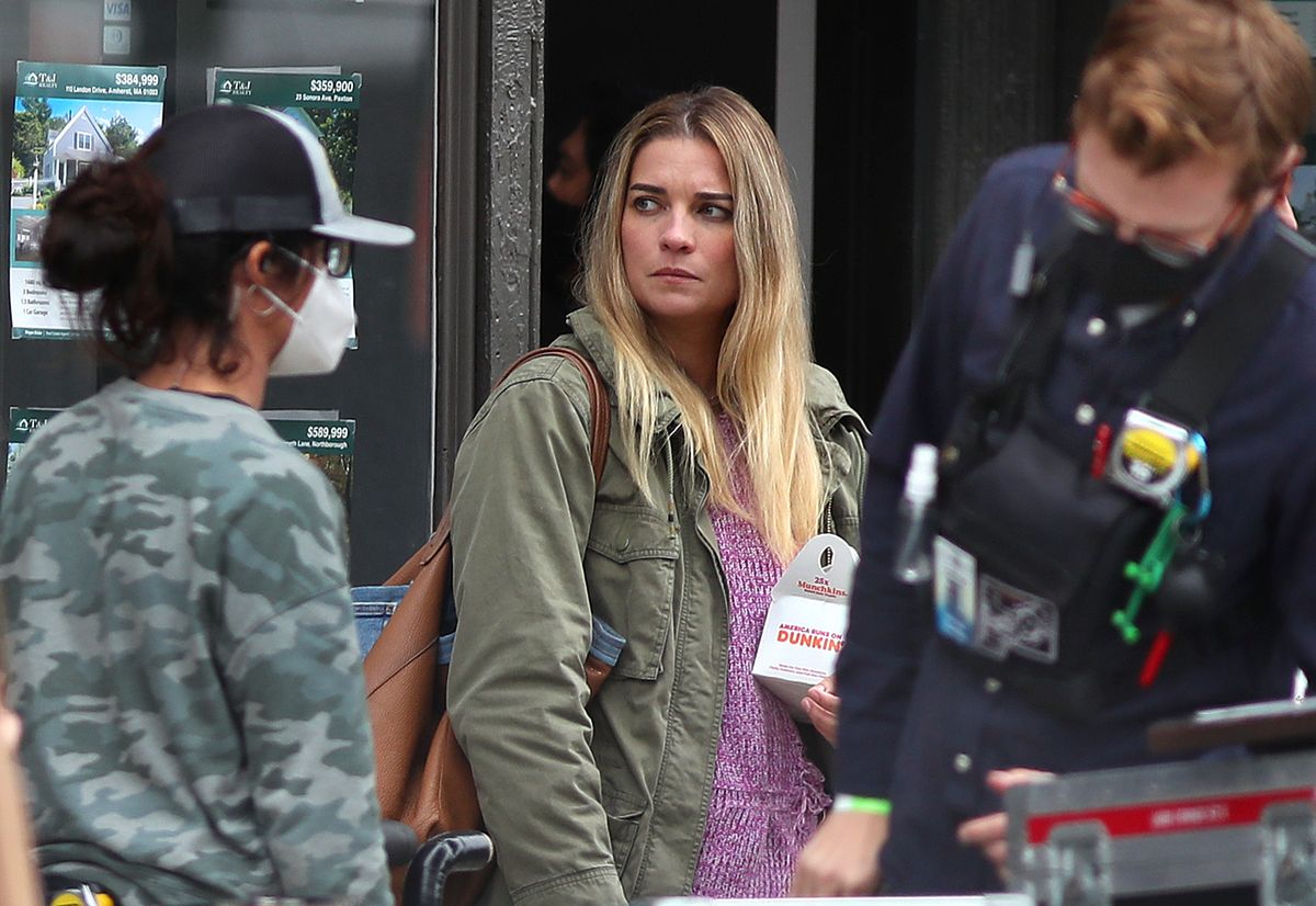 Herečka Annie Murphy natáča na mieste v realitnej kancelárii v Brocktone, MA 20. októbra 2020. Murphy hrá hlavnú úlohu v novej sérii AMC, temnej komédii s názvom Kevin Can F *** Sám, o tajnom živote. sitcomovej manželky od spisovateľky-tvorkyne Valerie Armstrongovej (zo slávy filmu Lodge 49) a výkonných producentov Rashidy Jonesovej a Willa McCormacka.