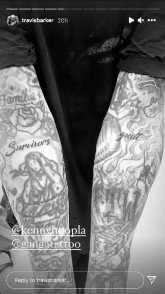 Travis Barker menunjukkan tatu yang berbunyi