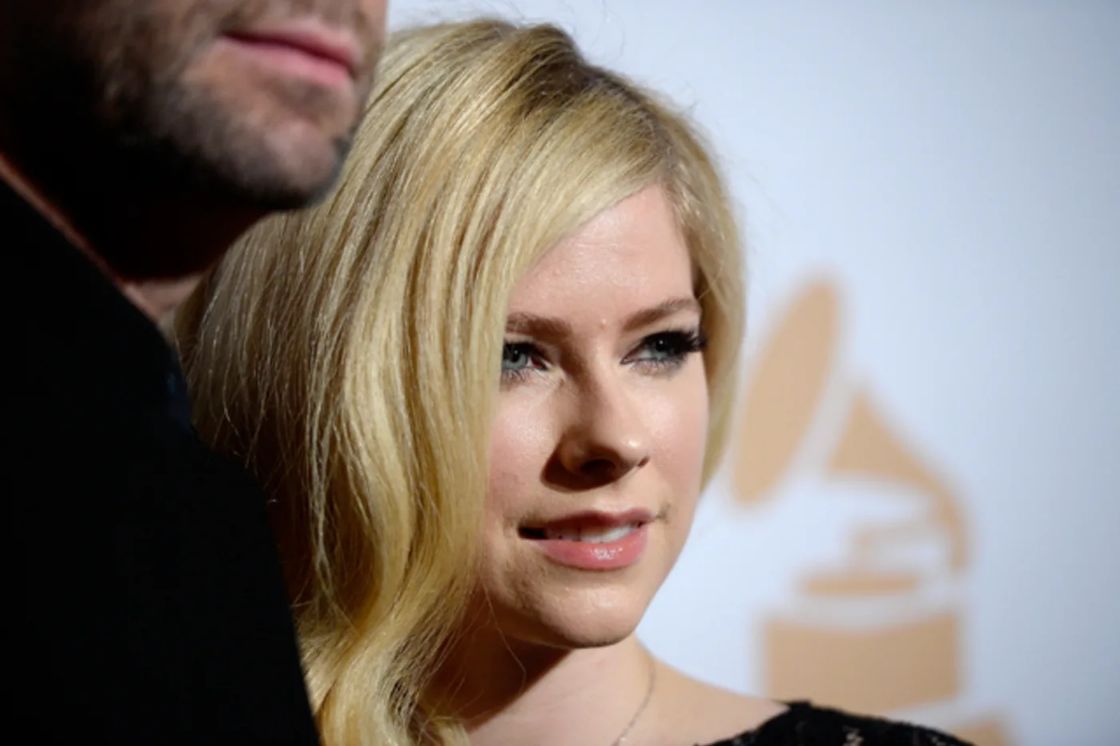 Avril Lavigne en la Gala Pre GRAMMY 2016 y saludo a los íconos de la industria en honor a Irving Azoff