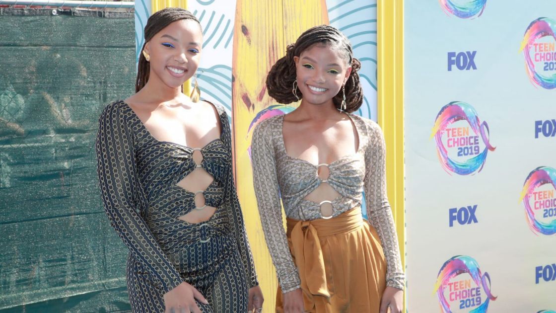 Chloe Bailey (L) și Halle Bailey din Chloe x Halle