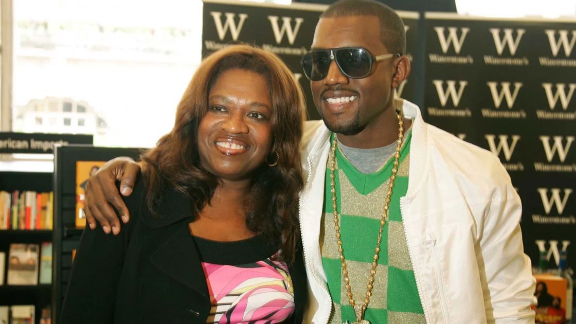 Kanye West pozuje do zdjęcia ze swoją matką Dondą.