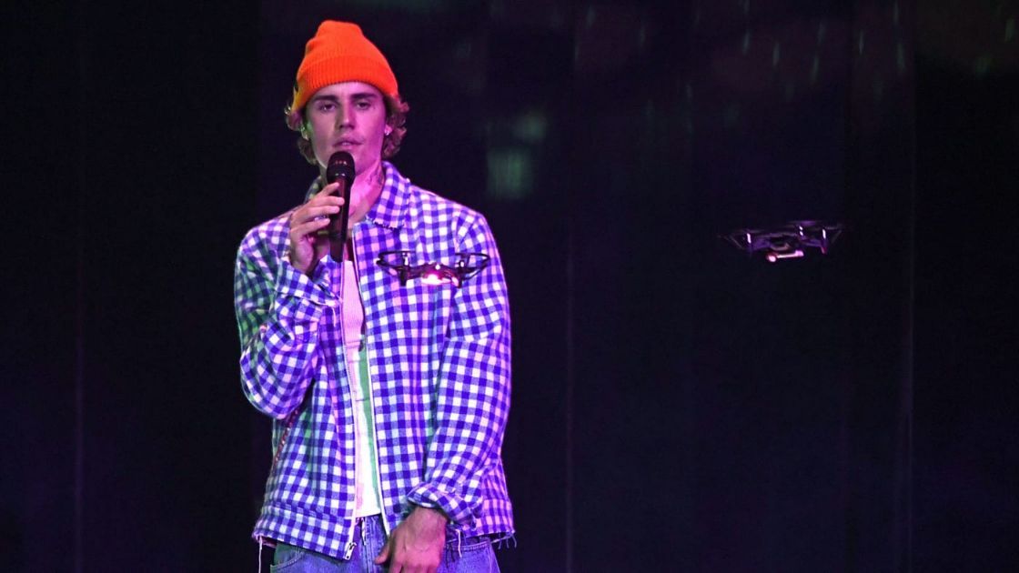 Justin Bieber cântă pe scenă la American Music Awards 2020.