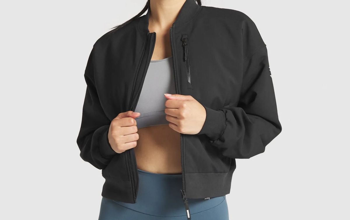 Gymshark Essential Bomber Jacket v elegantnej čiernej farbe.