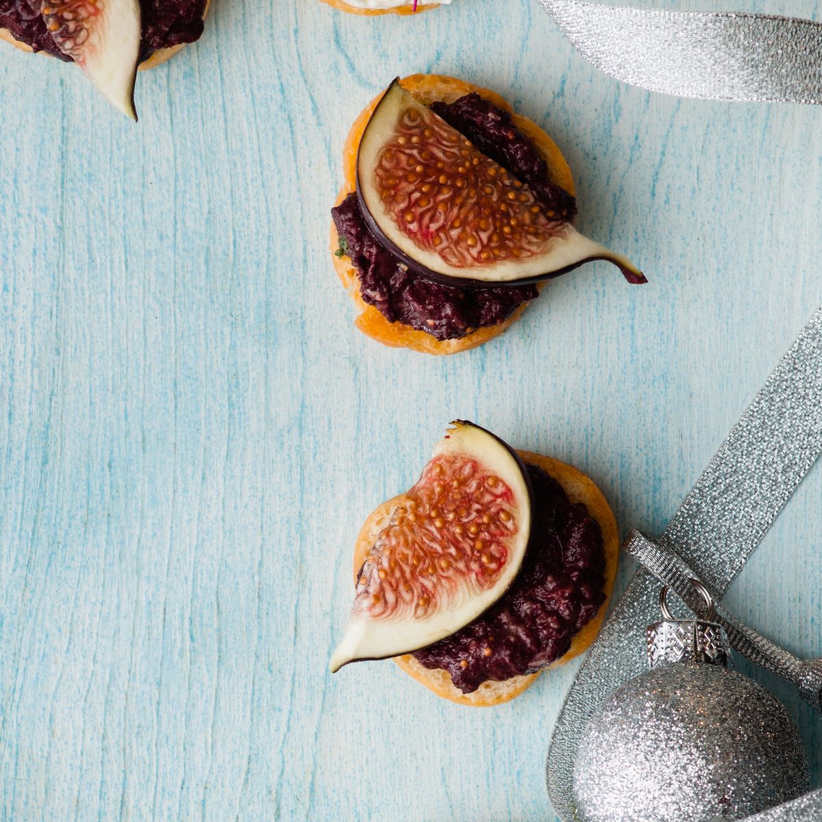 Tapenada iz fig in črnih oljk Crostini
