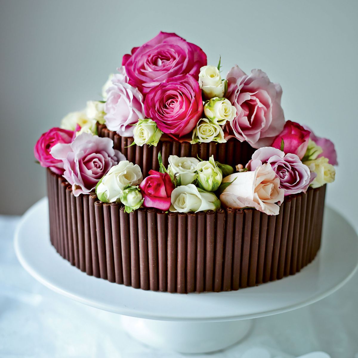 Pastel de bodas de rosas y chocolate
