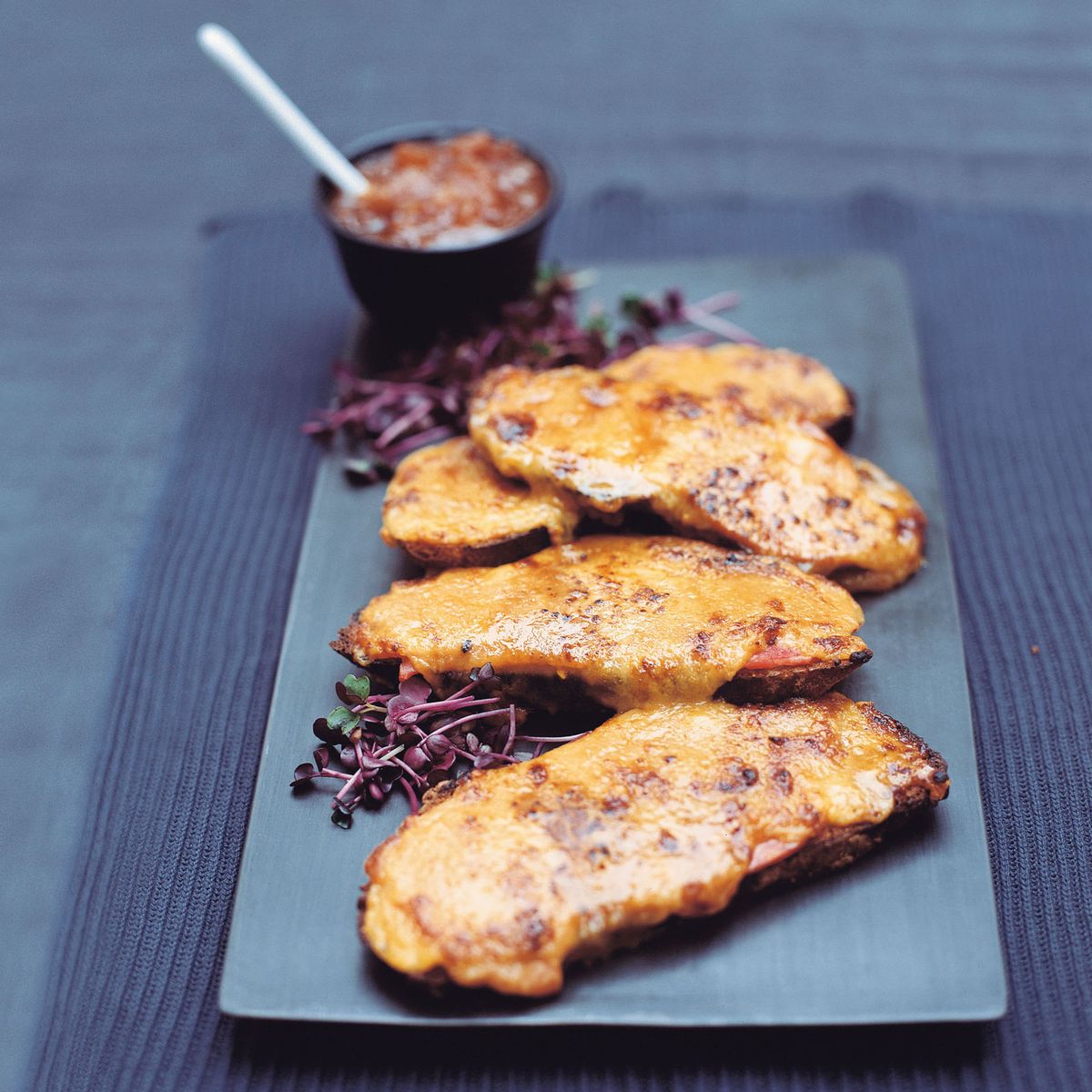 Rarebit galés con jamón