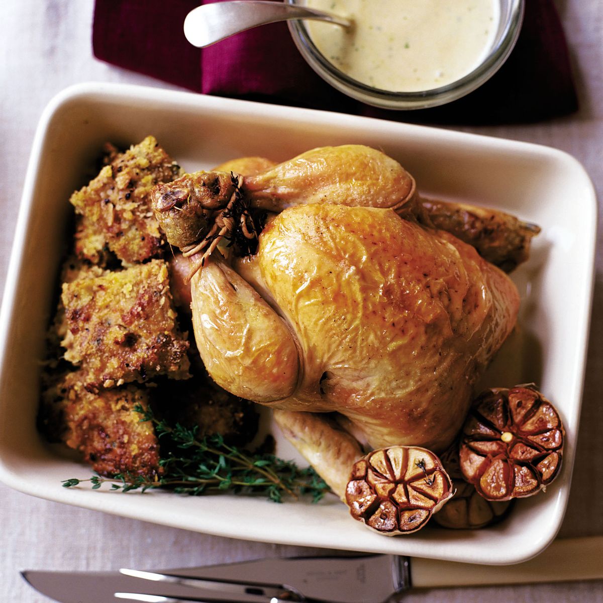 Pollo asado adecuado con relleno de jabalí y salsa de ajo