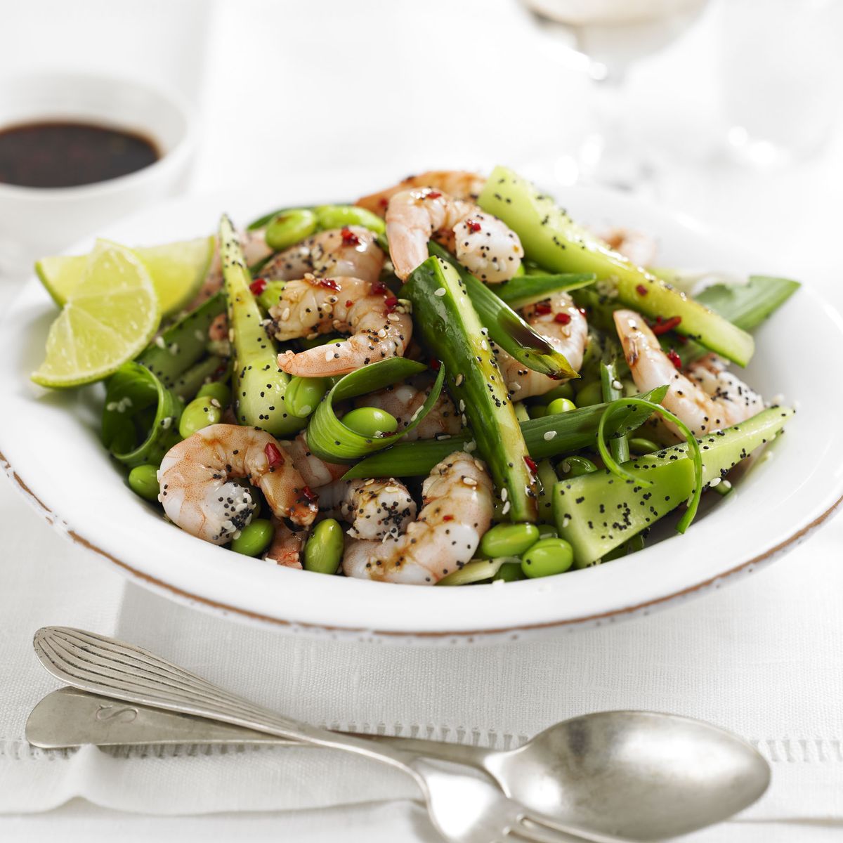 Insalata di gamberi, papavero e sesamo con salsa di soia e zenzero dolce e piccante