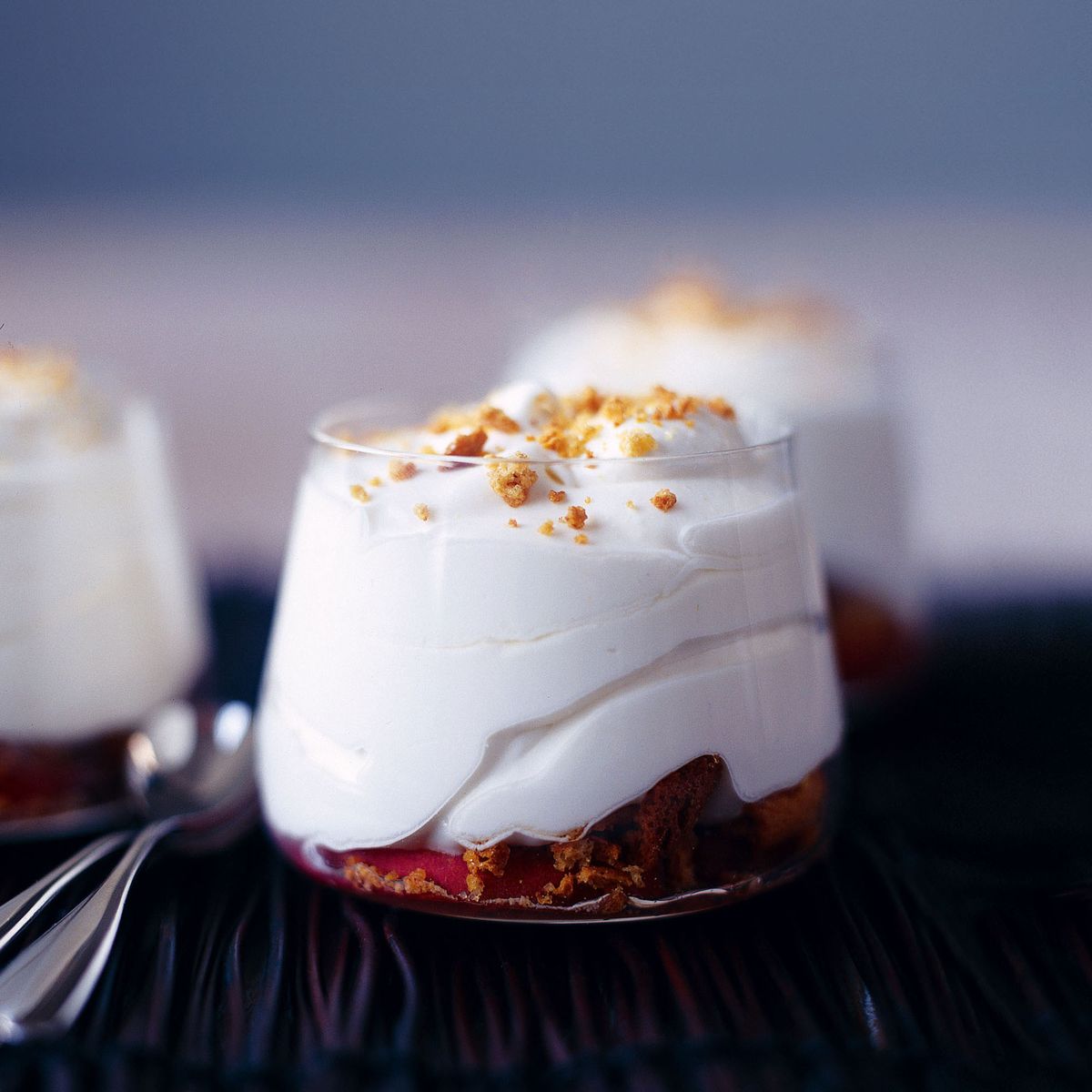 Syllabub de limón con melocotones y amaretti