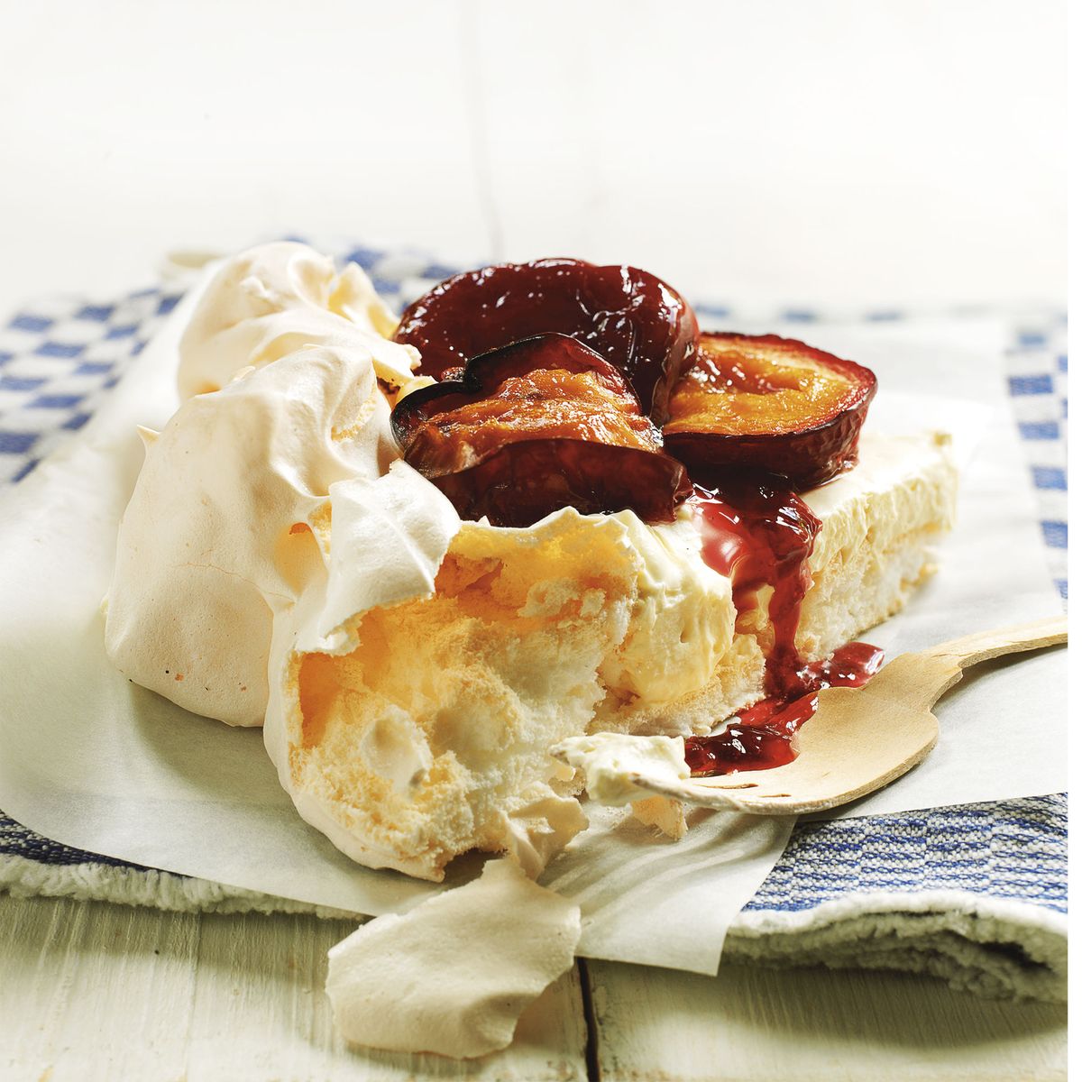 Ciruela al horno y merengue de canela