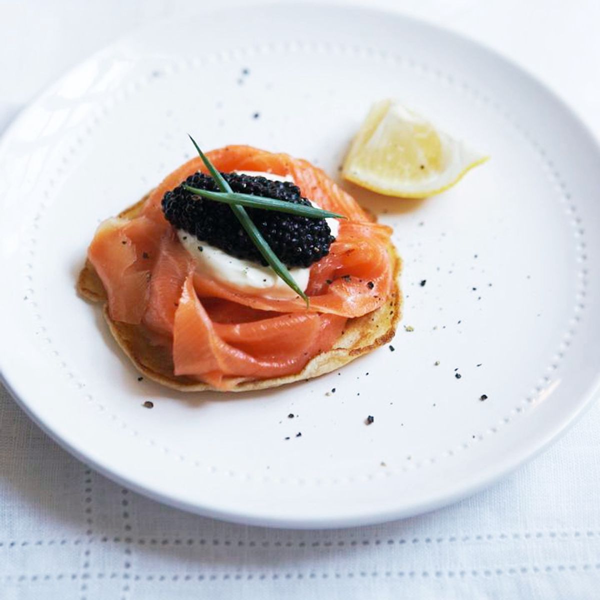 Blinis Gigantes con Salmón Ahumado y Caviar
