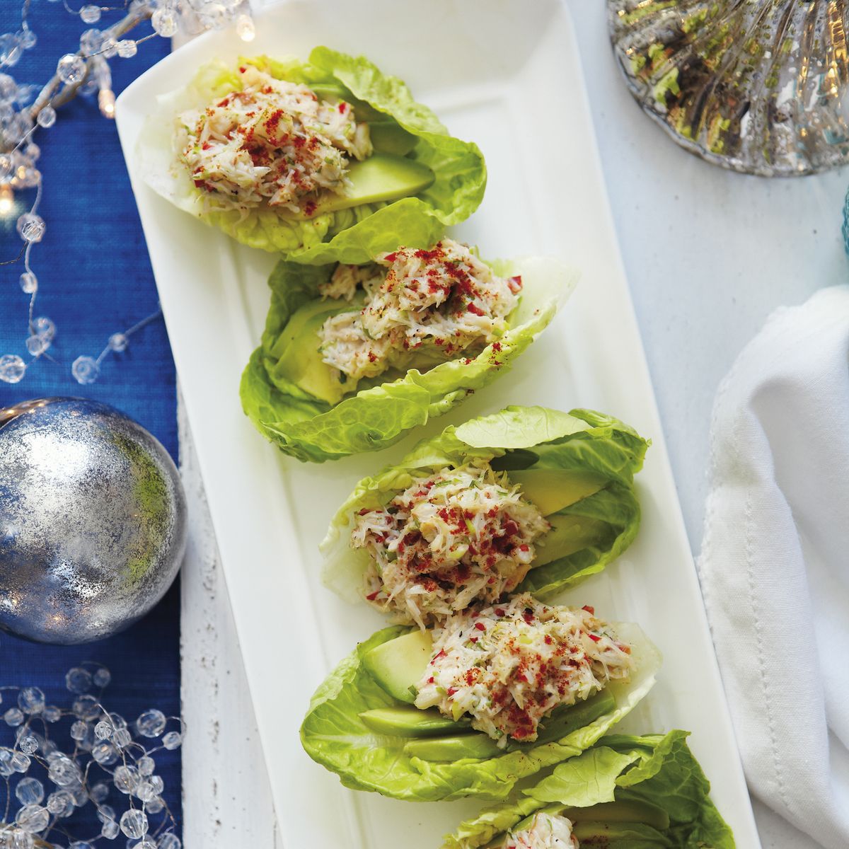 Tazas de lechuga con aguacate y cangrejo