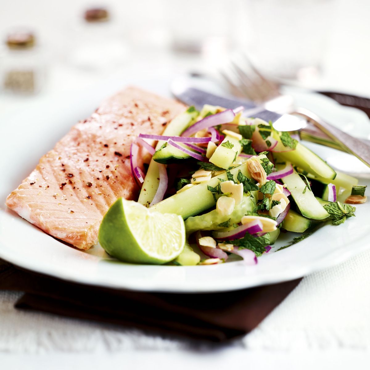 Salmón Ahumado Caliente Con Ensalada De Pepino