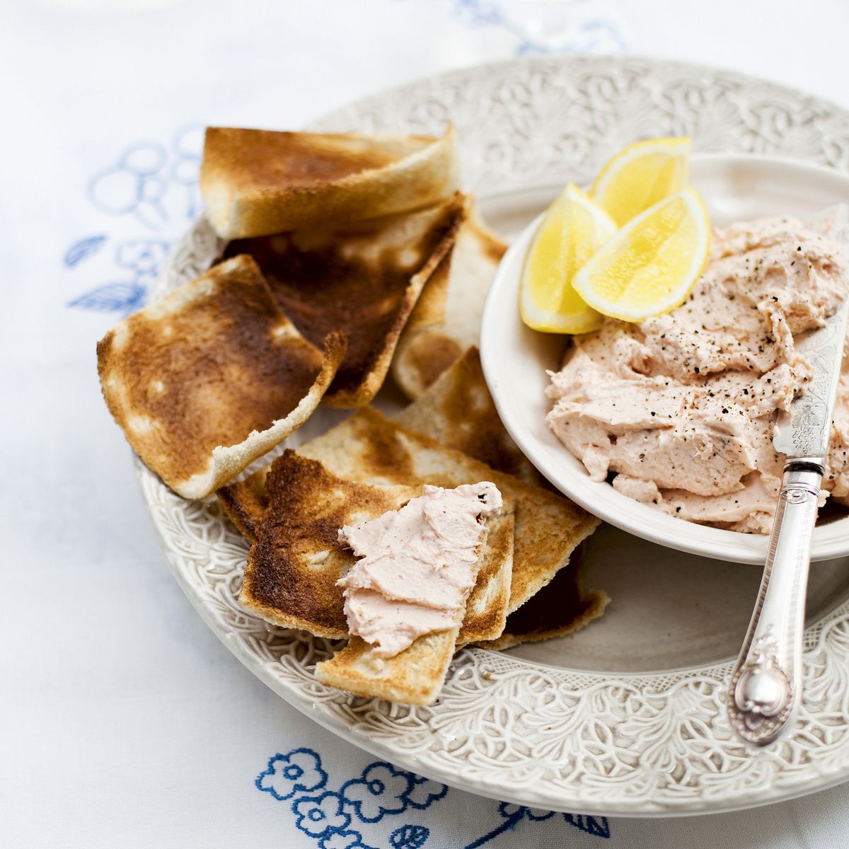 Paté de Trucha Ahumada sobre Tostada Melba