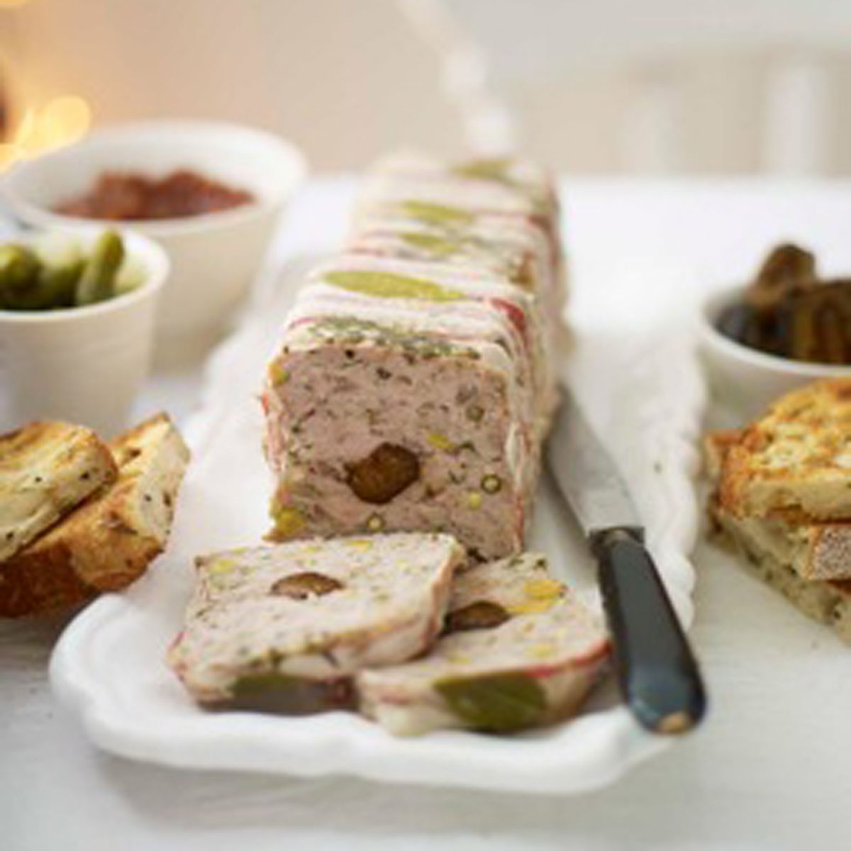 Terrina de cerdo, pistacho y ciruela pasa