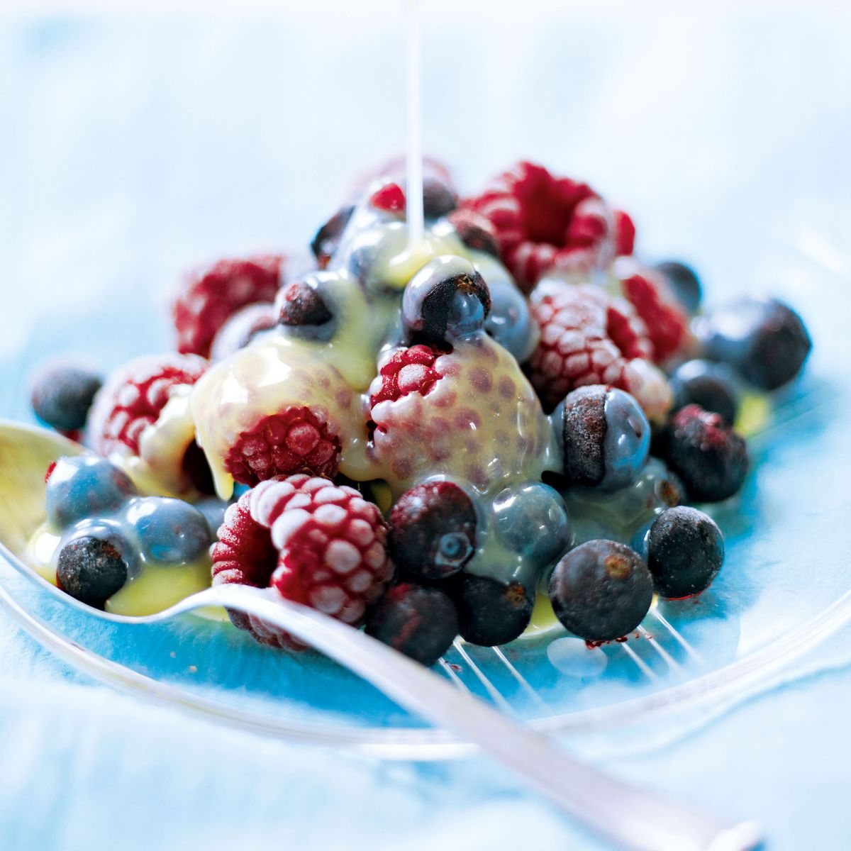 Frutti Di Bosco Ghiacciati Con Salsa Calda Al Cioccolato Bianco