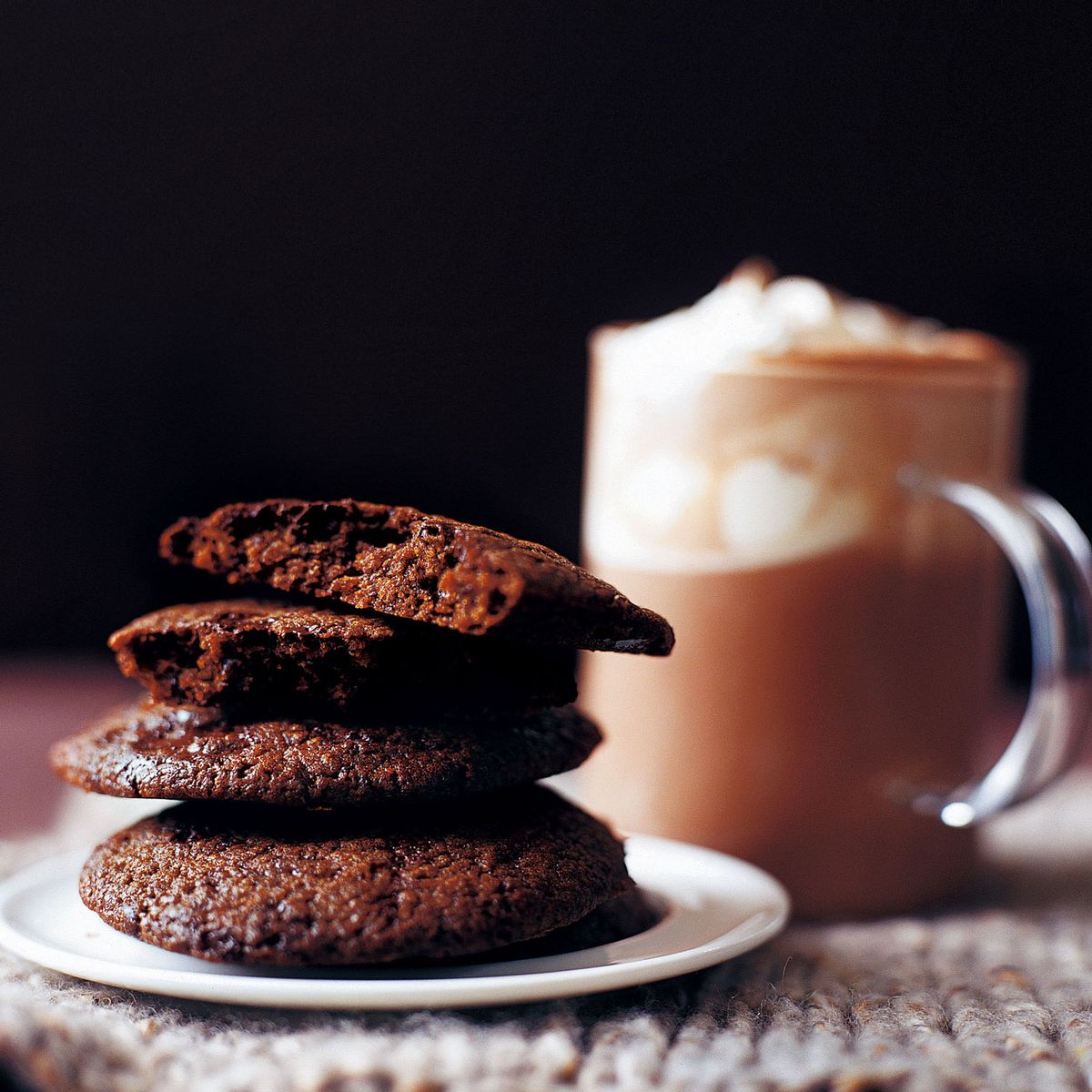 Biscotti al cioccolato caldo con doppio rum e pezzi di cioccolato