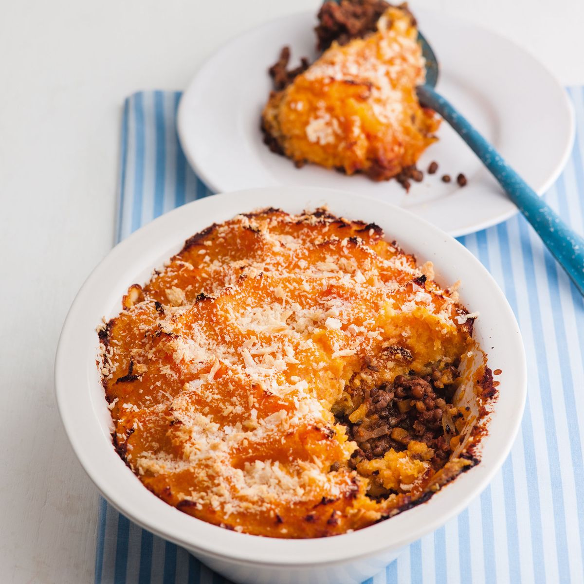 Pastel de cabaña mitad y mitad con puré de verduras de raíz