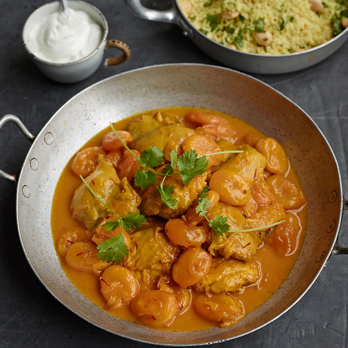 Pollo al Azafrán con Albaricoques y Cardamomo