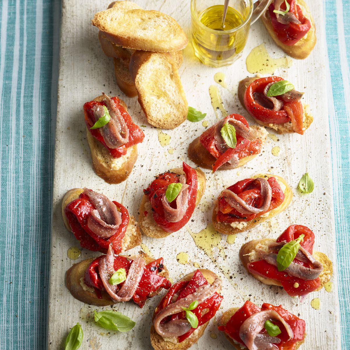 Crostini de alho, pimenta vermelha e anchova