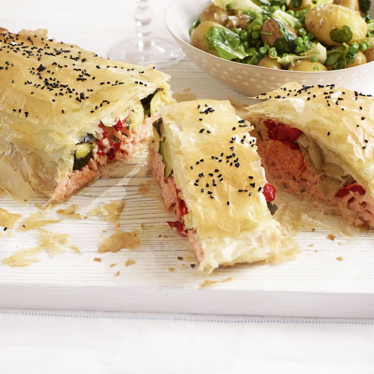 Salmão e vegetais assados ​​em filo