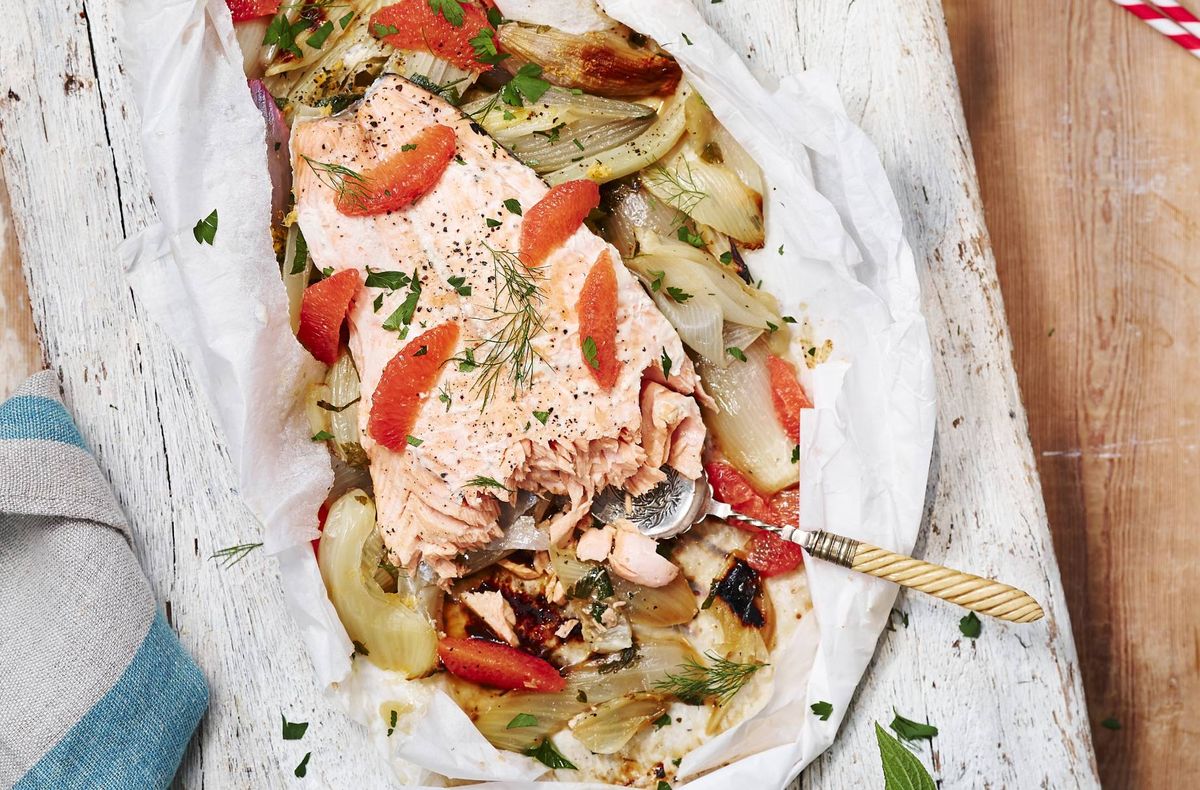 Papiloto de salmão com erva-doce e toranja