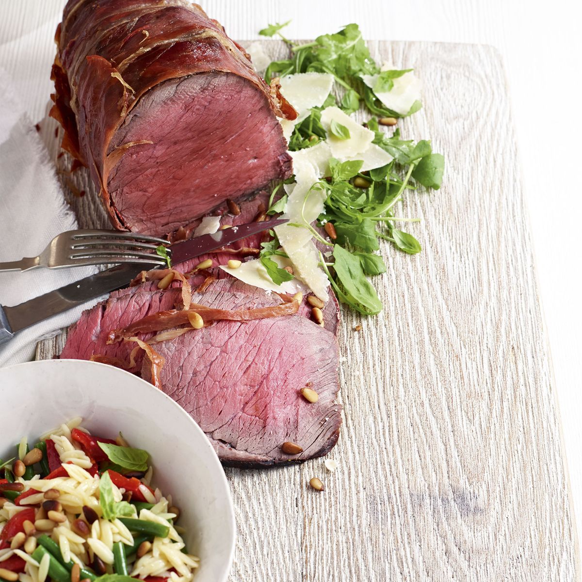 Cobertura de Carne Envolvida com Parma com Salada Orzo