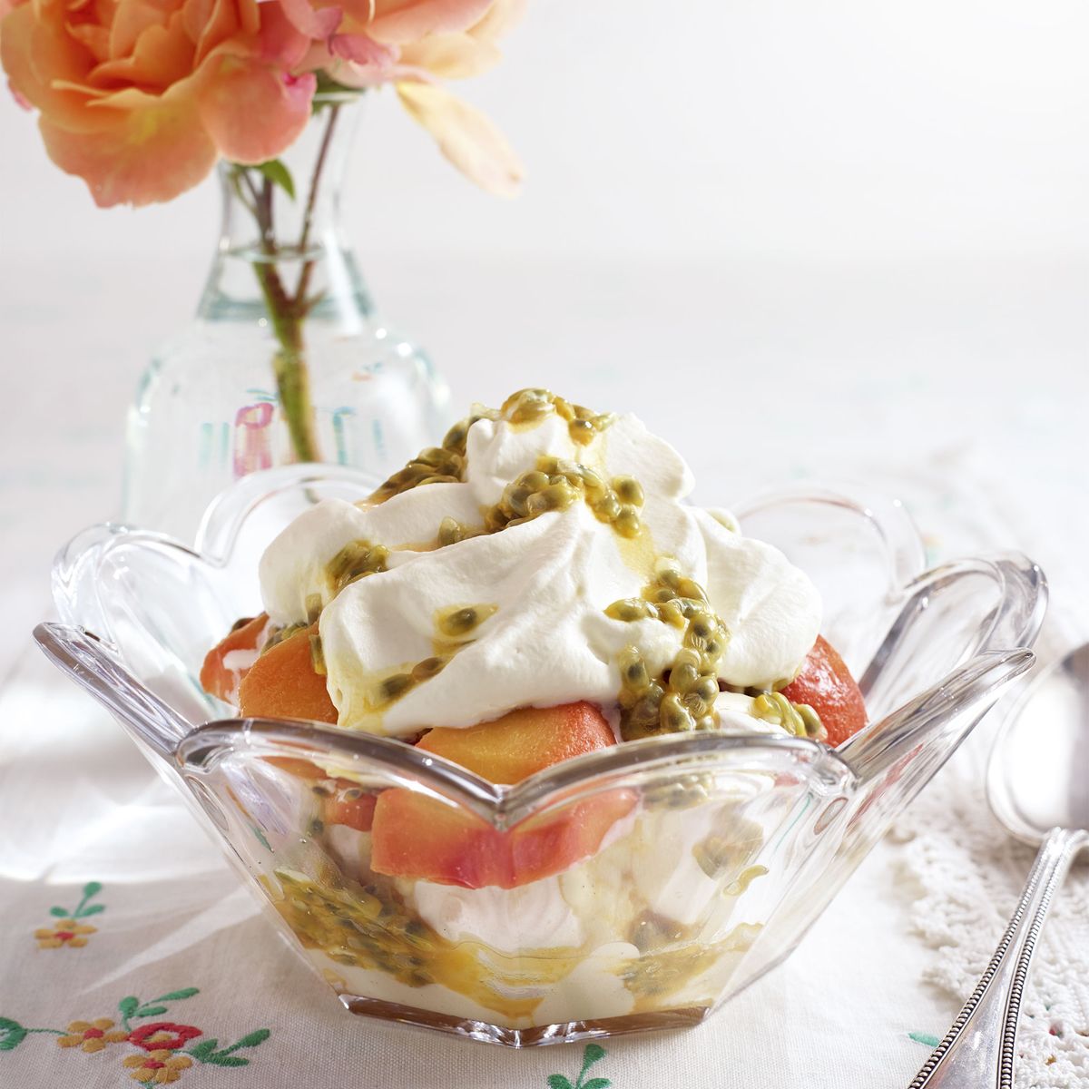 Trifle de merengue de pêssego e maracujá