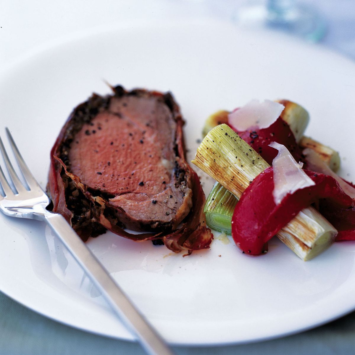 Filé de carne embrulhado em serrano com cogumelos