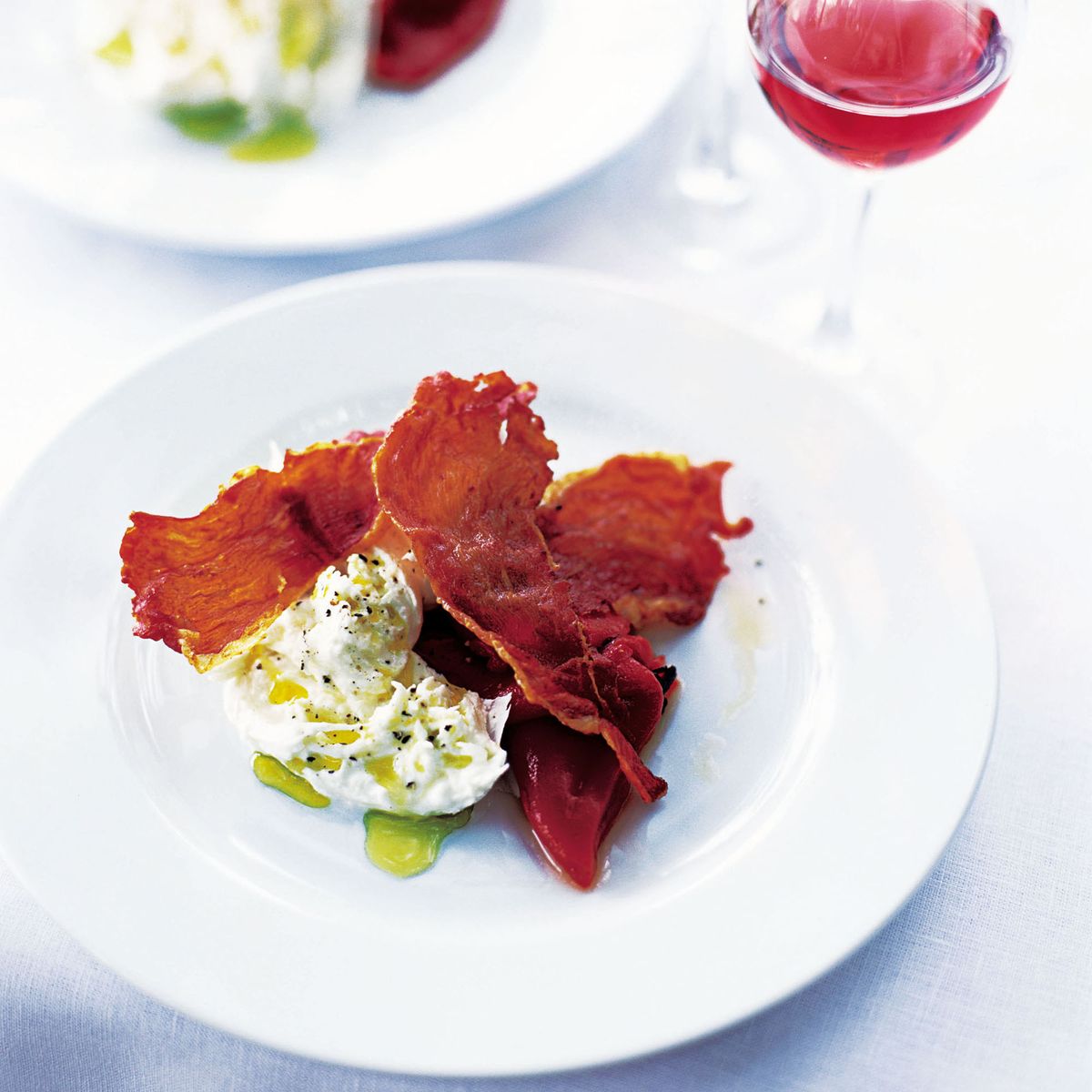 Buffalo Mozzarella com Presunto Serrano Crocante e Pimentões Assados