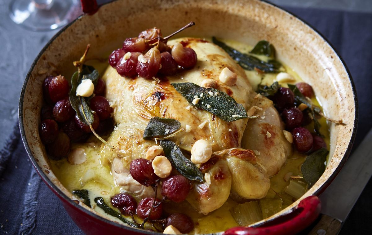 Uma panela de frango com vinho