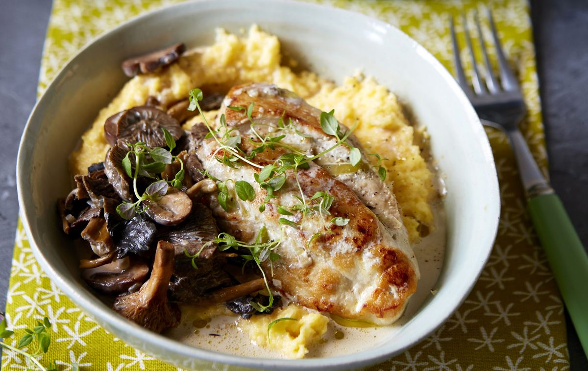 Molho de trufas de cogumelos com frango e polenta de queijo