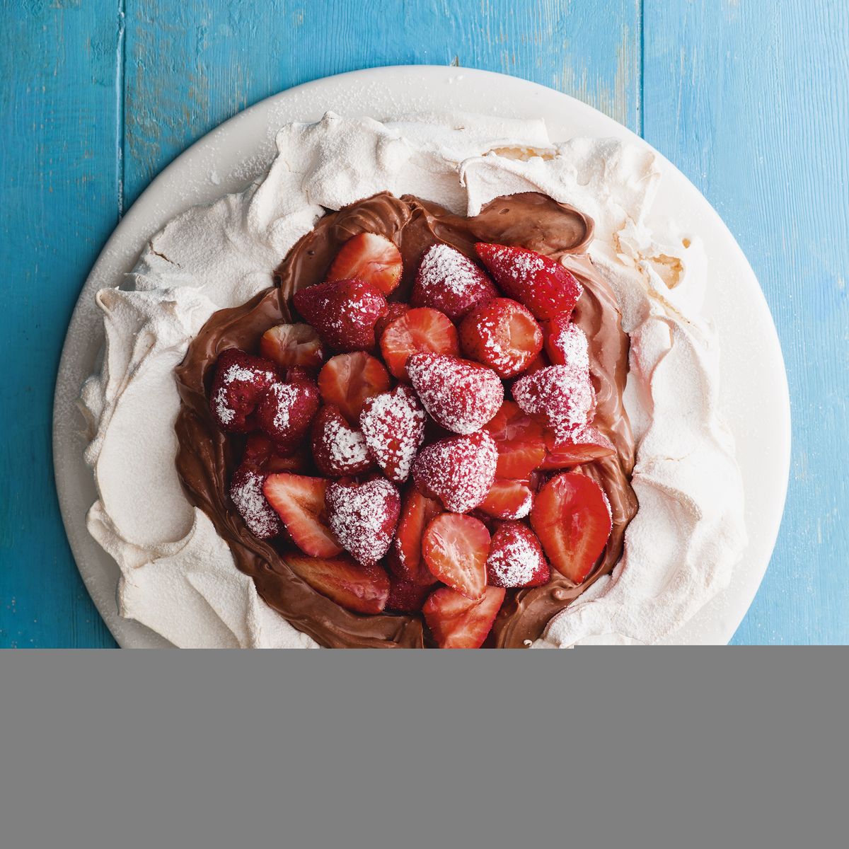 Merengue Pavlova de morango e chocolate