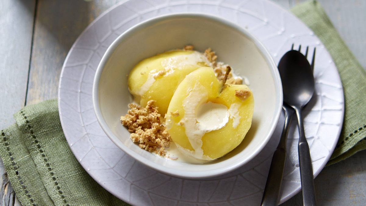 Maçãs escalfadas Chardonnay com granola crocante