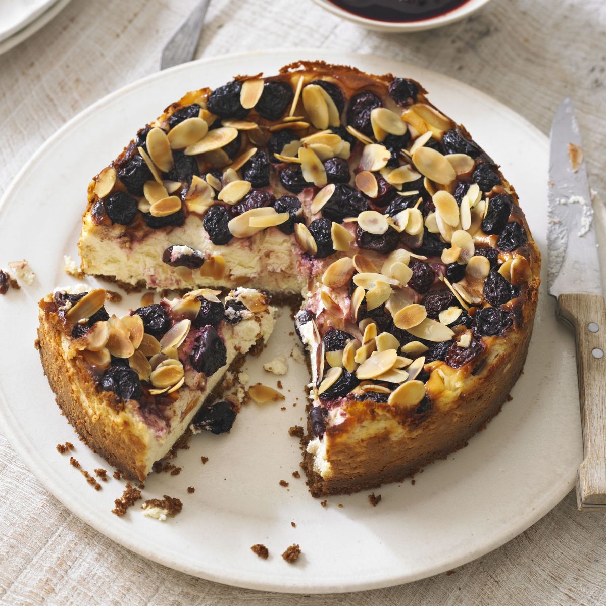 Gebackener Käsekuchen mit dunkler Kirsche und Mandel