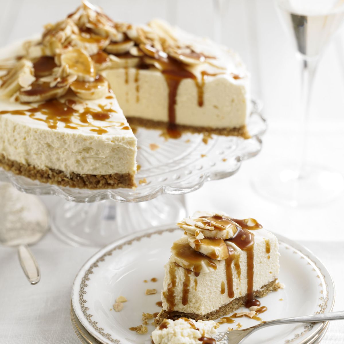 Mascarpone-Käsekuchen mit Bananen und Butterscotch-Sauce