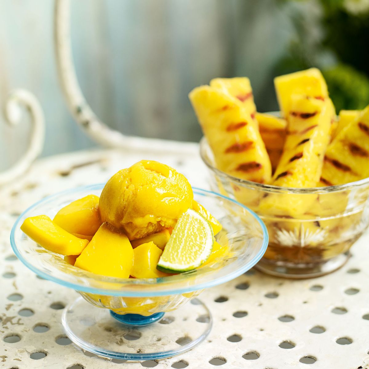 Mango med limesirup og sorbet